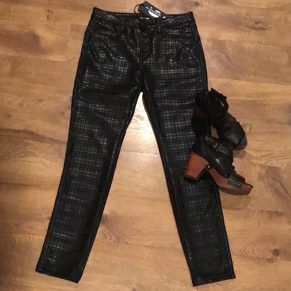 MID-RISE LIGHTWEIGHT BLACK PLAID JEANS - Picture 9 of 16